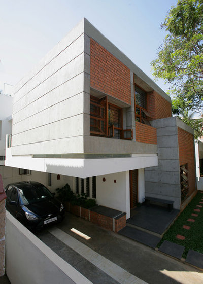 家の外観 by Kamat & Rozario Architecture