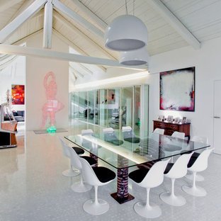 トゥーリンの広いコンテンポラリースタイルのLDKの画像 (白い壁)