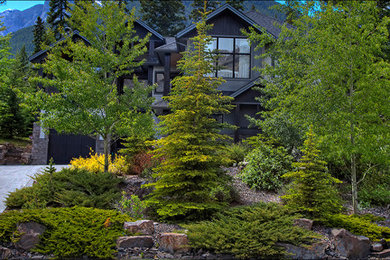 Design ideas for a rustic landscaping in Calgary.