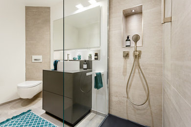 Kleines Modernes Duschbad mit flächenbündigen Schrankfronten, bodengleicher Dusche, Wandtoilette, beigen Fliesen, Steinfliesen, weißer Wandfarbe, Betonboden, Aufsatzwaschbecken, Mineralwerkstoff-Waschtisch, beigem Boden und offener Dusche in Köln