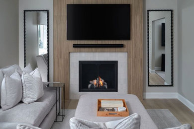 フィラデルフィアにある高級な中くらいなトランジショナルスタイルのおしゃれなLDK (グレーの壁、クッションフロア、標準型暖炉、タイルの暖炉まわり、壁掛け型テレビ、ベージュの床) の写真