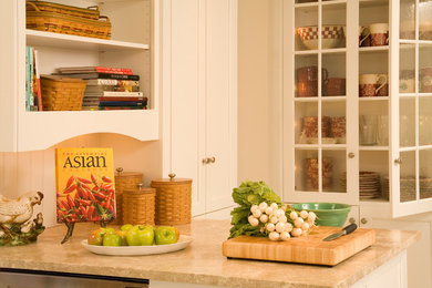 Kitchen - traditional kitchen idea in Seattle