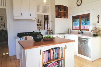 Design ideas for a traditional kitchen in Brisbane.