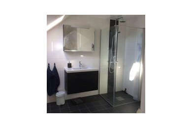 ヨーテボリにある低価格の中くらいなトラディショナルスタイルのおしゃれなバスルーム (浴槽なし) (フラットパネル扉のキャビネット、黒いキャビネット) の写真