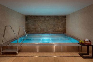 Esempio di una piscina design