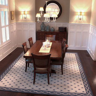 ブリッジポートの広いトラディショナルスタイルのLDKの画像 (黄色い壁、濃色無垢フローリング)