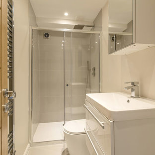 Esempio di una grande stanza da bagno padronale moderna con ante lisce, ante bianche, vasca da incasso, doccia aperta, WC sospeso, piastrelle bianche, piastrelle in ceramica, pareti grigie, pavimento in bambù, lavabo a colonna, top piastrellato, pavimento marrone, porta doccia scorrevole e top bianco