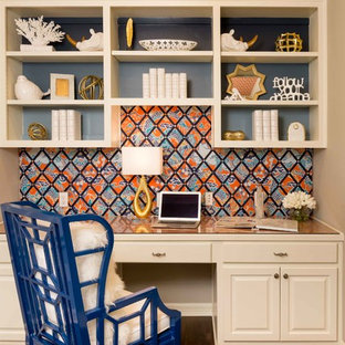 Idéer för små vintage hemmabibliotek, med flerfärgade väggar, mörkt trägolv och ett inbyggt skrivbord