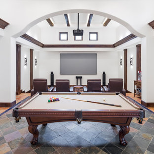 Exemple d'une grande salle de cinéma méditerranéenne fermée avec un mur blanc, un sol en ardoise, un écran de projection et un sol multicolore.