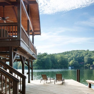 他の地域の中サイズのトラディショナルスタイルのおしゃれな横庭のデッキ (桟橋、張り出し屋根) の写真