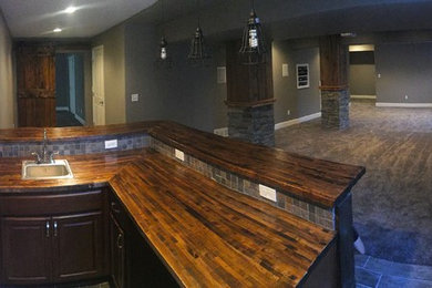 Home bar - rustic home bar idea in Denver
