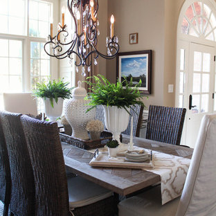 ローリーの中サイズのトランジショナルスタイルのLDKの画像 (ベージュの壁、無垢フローリング、暖炉なし、茶色い床)