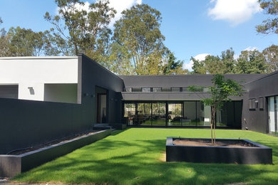 Photo of a contemporary home in Brisbane.