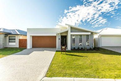 Photo of a mid-sized contemporary exterior in Brisbane.