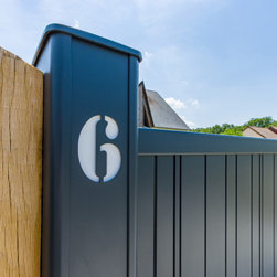 Num&eacute;ro sur poteau d'un portail C&eacute;lina - Home Fencing And Gates