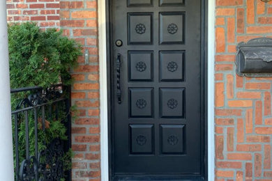 Modelo de puerta principal contemporánea de tamaño medio con puerta simple y puerta negra