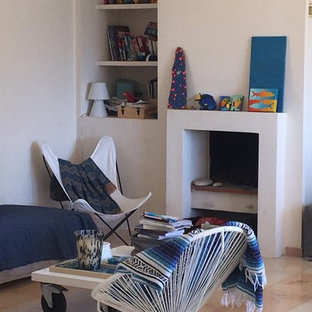 Mittelgroßes, Offenes Mediterranes Wohnzimmer mit beiger Wandfarbe, Marmorboden, Kamin, Kaminsims aus Beton und rosa Boden in Korsika