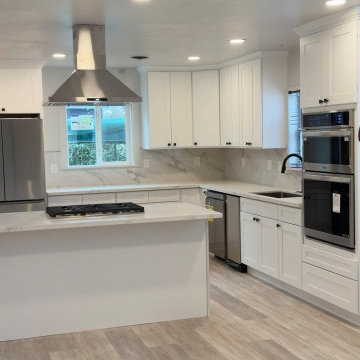Contemporary White Kitchen with Peninsula Cooktop