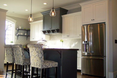 Ejemplo de cocina comedor clásica renovada con fregadero sobremueble, salpicadero verde, salpicadero de azulejos de porcelana y electrodomésticos de acero inoxidable