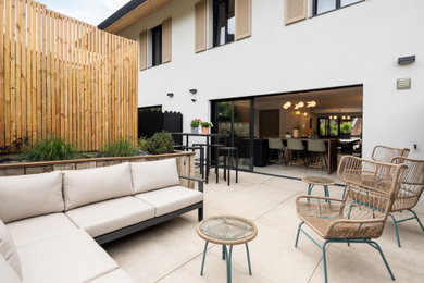 Réalisation d'une terrasse design de taille moyenne avec du carrelage.