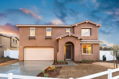Brown two-story exterior home idea in Los Angeles