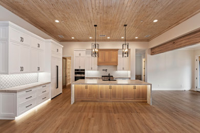 Kitchen - traditional kitchen idea in Los Angeles