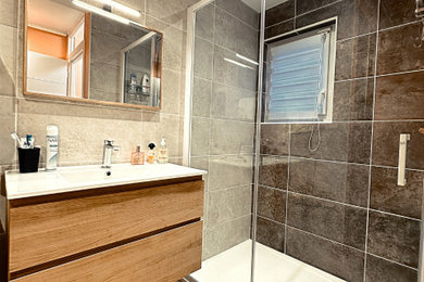 This is an example of a bathroom in Le Havre.