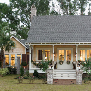 Mittelgroßes, Zweistöckiges Tropenstil Haus mit Holzfassade in Atlanta