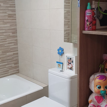 Baño infantil organizado con zona de almacenaje