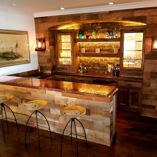 オレンジカウンティの中サイズのラスティックスタイルのおしゃれな着席型バー (ドロップインシンク、シェーカースタイル扉のキャビネット、ヴィンテージ仕上げキャビネット、銅製カウンター、茶色いキッチンパネル、木材のキッチンパネル、濃色無垢フローリング、茶色い床) の写真