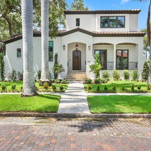 Idéer för medelhavsstil vita hus, med två våningar, sadeltak och tak med takplattor