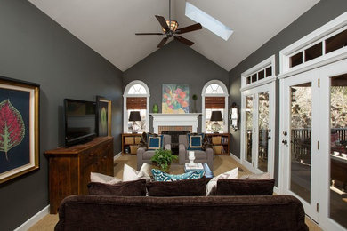 Foto de sala de estar abierta bohemia de tamaño medio con paredes grises, moqueta, todas las chimeneas, marco de chimenea de ladrillo y televisor independiente