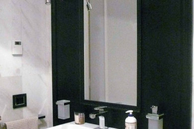 Esempio di una stanza da bagno moderna