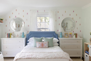 Diseño de dormitorio infantil clásico renovado con paredes multicolor y papel pintado