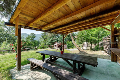 Foto di un patio o portico country