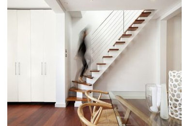 Modelo de escalera suspendida minimalista pequeña con escalones de madera, contrahuellas de metal y barandilla de cable