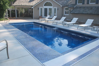 Design ideas for a modern swimming pool in Columbus.