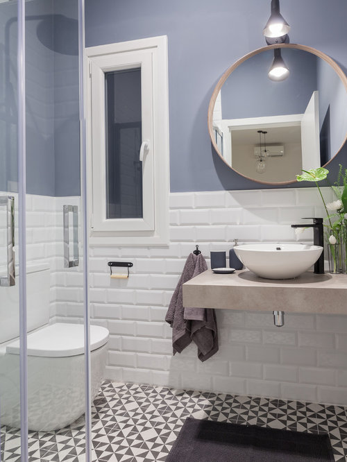 Skandinavische Badezimmer mit Waschtisch aus Holz Ideen, Design