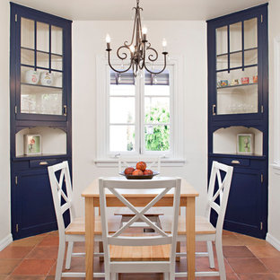 Geschlossenes, Mittelgroßes Mediterranes Esszimmer ohne Kamin mit weißer Wandfarbe und Terrakottaboden in Los Angeles