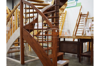 Imagen de escalera en U pequeña con escalones de madera pintada y barandilla de madera