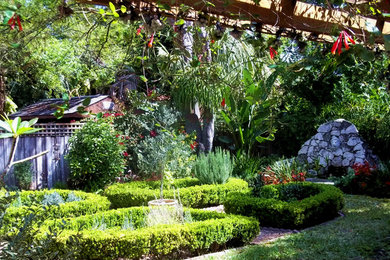 Inspiration for a traditional landscaping in Tampa.