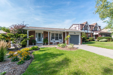 Country home design photo in Toronto