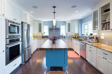Inspiration for a large contemporary u-shaped dark wood floor and brown floor eat-in kitchen remodel in Vancouver with an undermount sink, shaker cabinets, white cabinets, granite countertops, gray backsplash, glass tile backsplash, stainless steel appliances and an island