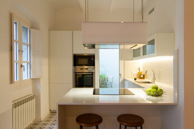 Imagen de cocina abovedada actual con fregadero bajoencimera, suelo de azulejos de cemento y suelo blanco