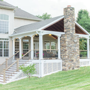 ボルチモアの大きいトランジショナルスタイルのおしゃれな裏庭のデッキ (ファイヤーピット、張り出し屋根) の写真