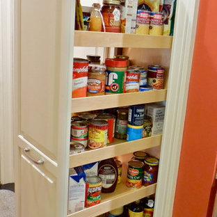 Exemple d'une arrière-cuisine méditerranéenne avec un placard avec porte à panneau surélevé, des portes de placard blanches et un sol en carrelage de porcelaine.