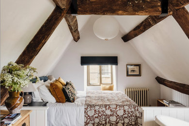 オックスフォードシャーにある広いカントリー風のおしゃれな主寝室 (白い壁、カーペット敷き、茶色い床、表し梁、照明) のレイアウト