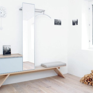 ロンドンのコンテンポラリースタイルのおしゃれな玄関の写真