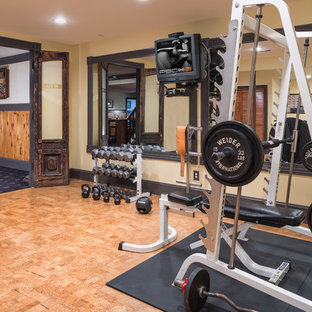 ワシントンD.C.の中サイズのトラディショナルスタイルのおしゃれなトレーニングルーム (ベージュの壁、コルクフローリング、茶色い床) の写真