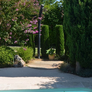 Großes Modernes Pool im Vorgarten in Nierenform mit Granitsplitt in Marseille